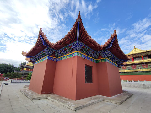 三联飞檐屋藏族寺庙