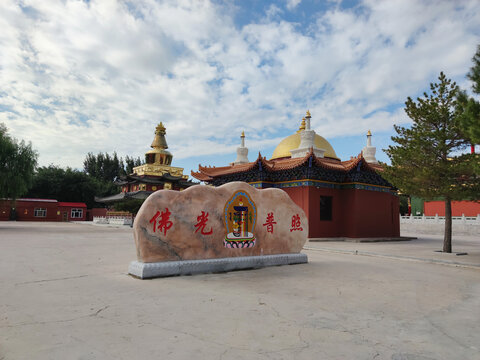 佛光普照藏族寺庙