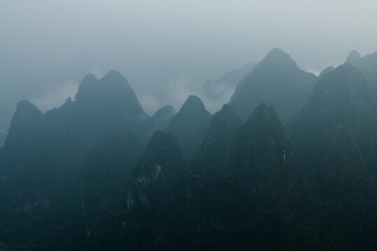 烟雾缭绕山峦