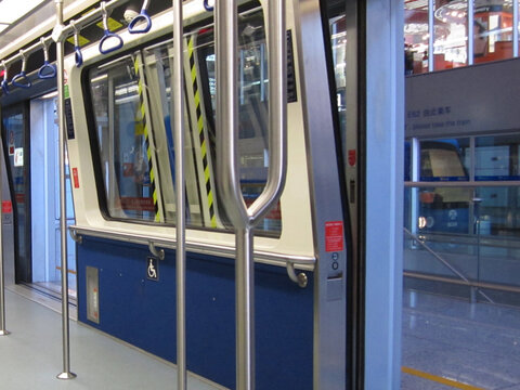 蓝色的无人的地铁车厢