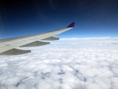 从高空中拍摄到下面白色的云层