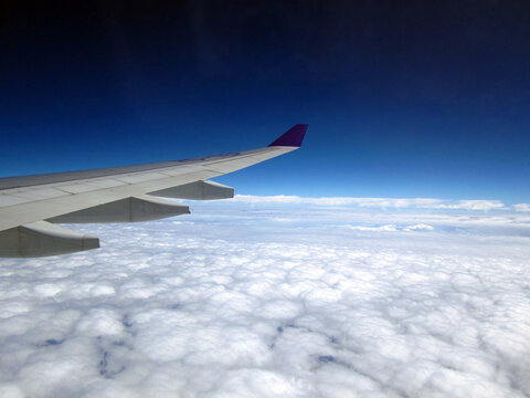 飞机下的白色云层和蓝天