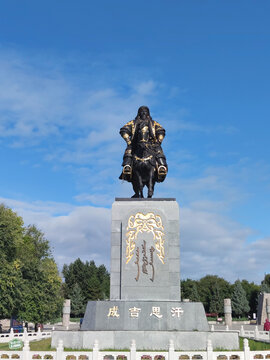 成吉思汗骑马正面雕像
