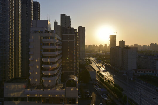 晨曦中的城市楼宇