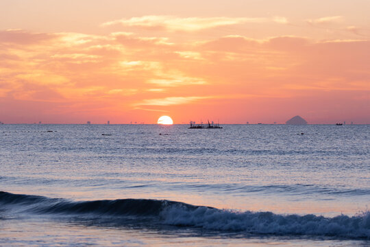 海上日出