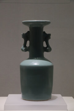 龙泉窑青瓷凤耳瓶