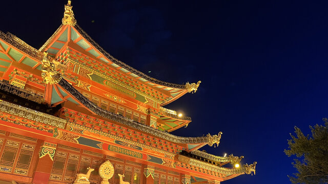 夜空下的寺庙楼宇