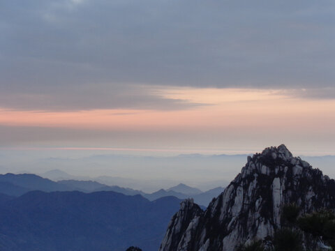 黄山奇峰霞光