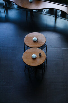 俯视咖啡厅无人桌子