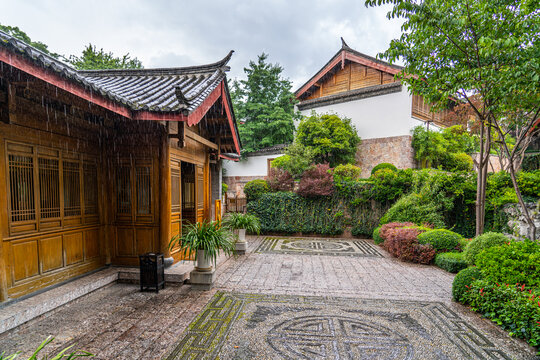 雨中的中式庭院