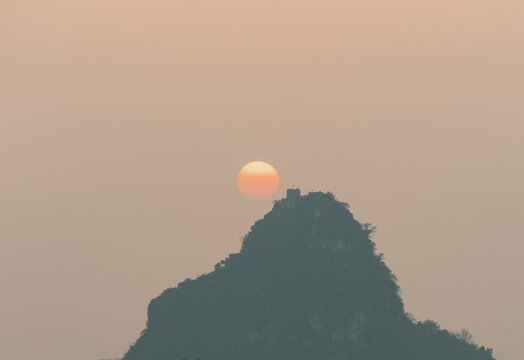 广西柳州马鞍山顶太阳落山