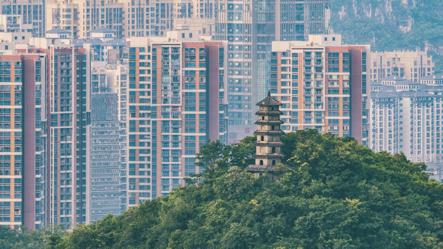 柳州住宅楼前蟠龙山顶的佛塔