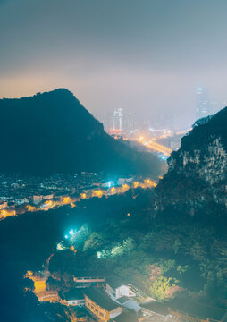 廣西柳州夜晚山間的道路與建筑