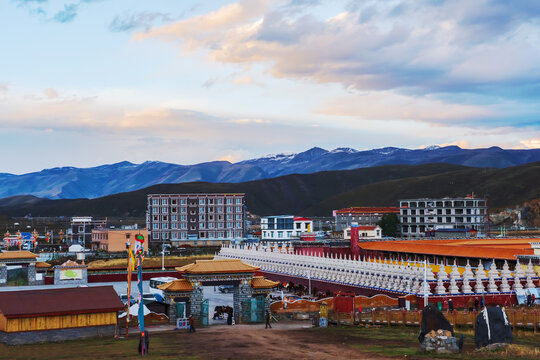 中国西藏塔公草原和寺庙雪山