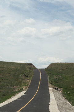 一条公路通往山顶