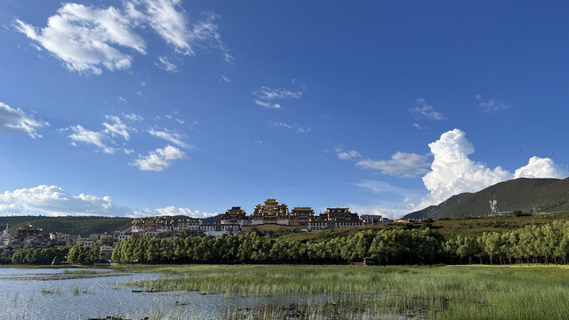 湖面上的松赞林寺