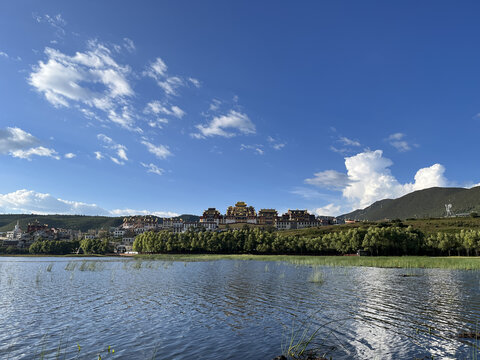 湖面上正面的松赞林寺