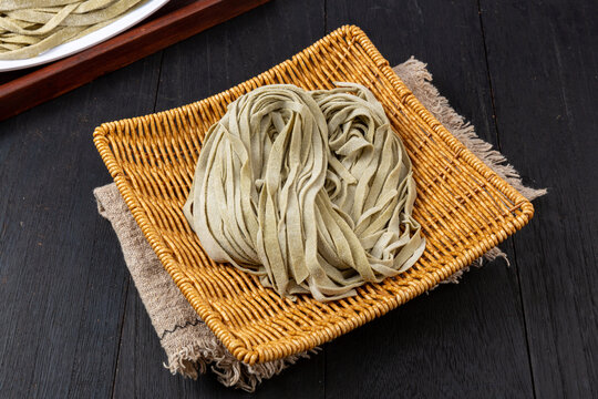 菠菜面手搟面食材