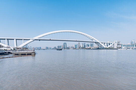 上海卢浦大桥与黄浦江河流水面