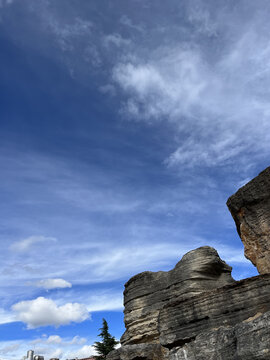 蓝天白云岩石背景