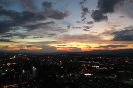 夕阳天空乌云蓝天日落房屋黄昏