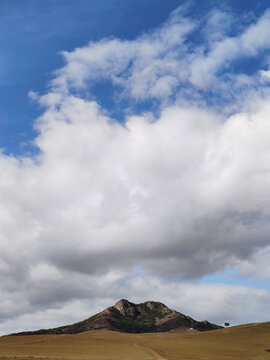 草原高坡远山道路