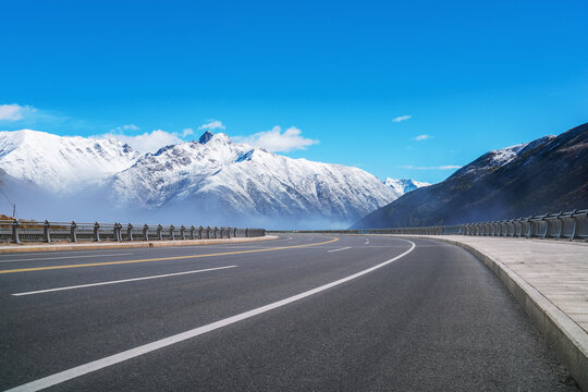 中国格聂神山和高速公路美景