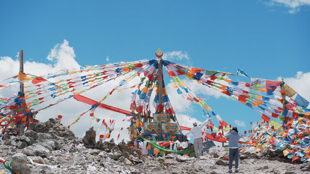 经幡下拍照的游客