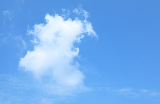 形状好看蓝天白云天空背景照片