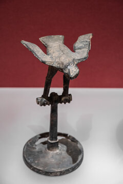 战国铜立鸟雕塑