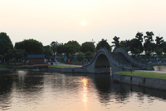 夕阳河水拱桥