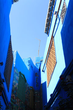 彩虹巷与蓝天