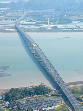 航拍浙江臺(tái)州蛇蟠島公路大橋