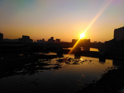 城市河坝日落