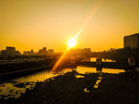 城市水坝日落