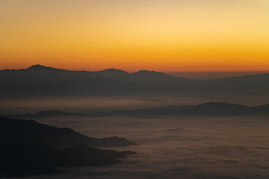 日出和山之间的云海