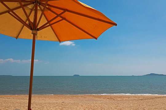 海滨浴场遮阳伞