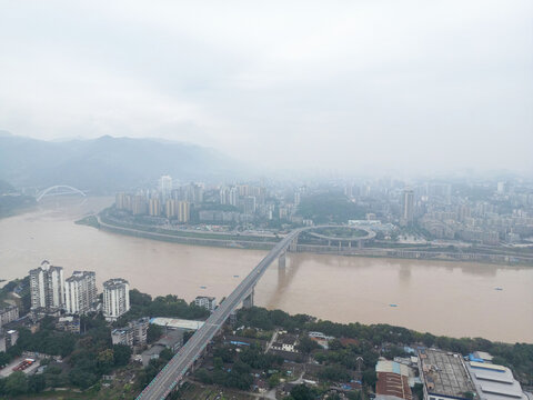 江水两岸的城市