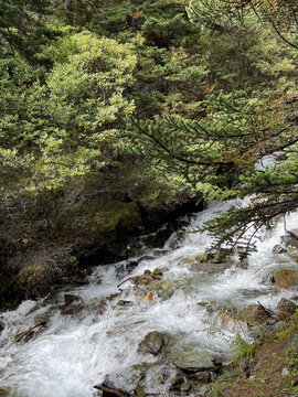 山间溪流