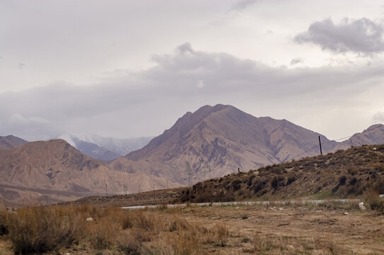 青藏线格尔木大漠戈壁群山叠峦