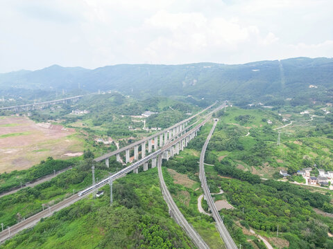 火车通过铁路桥梁