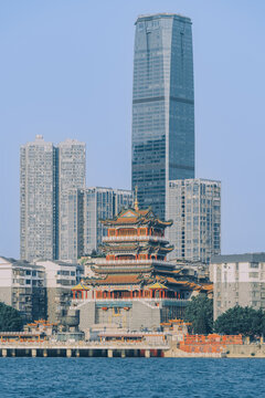 柳州摩天大楼与传统建筑同框
