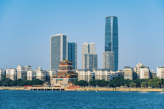 柳州城市地標地王大廈和西來寺