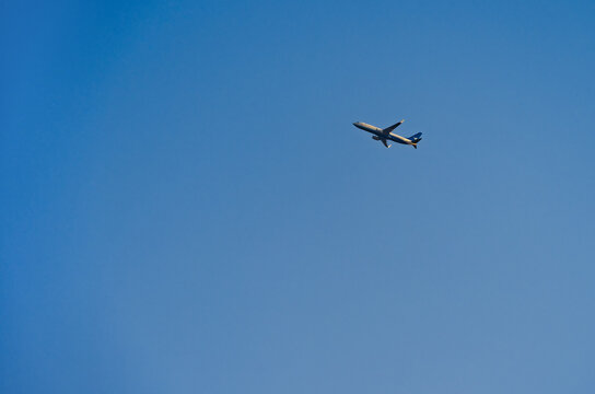 蓝天背景中的一架民航飞机