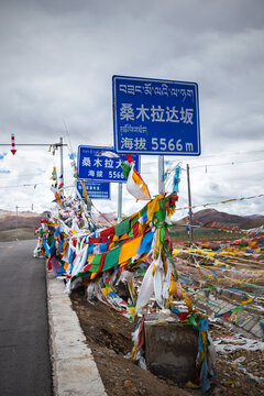 西藏路途中的景观