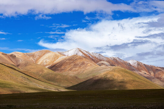 西藏雪域高原积雪山脉