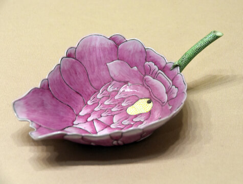 粉彩蓮花吸杯