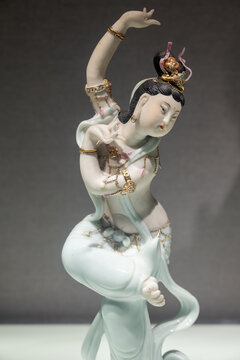 古典陶瓷舞女
