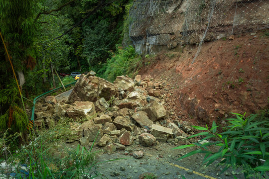 绝壁公路塌方落石