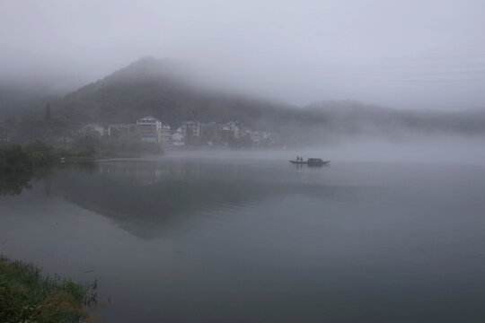 晨雾渔船风景